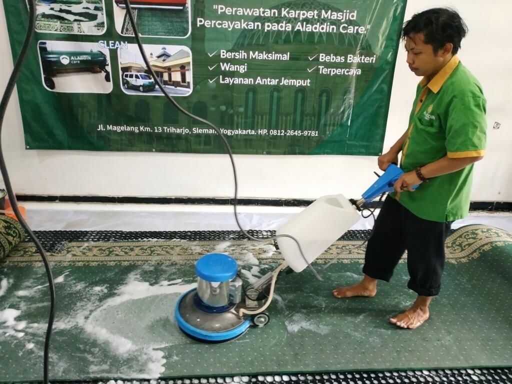 mengelola usaha cuci karpet